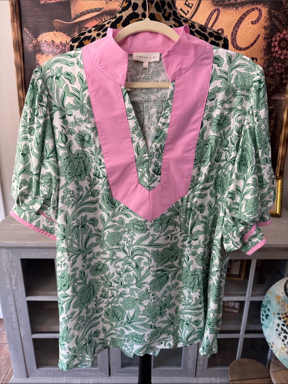 NWT ENTRO Women's Green Floral Blouse with Pink V-Neck Trim Size 1XL